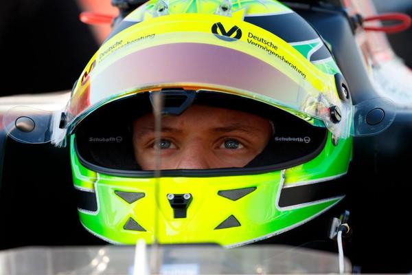 ZA NEKOLIKO GODINA, NOVI ŠUMI ĆE HARATI STAZAMA FORMULE 1: Sin legendarnog vozača sve bliži cirkusu! (FOTO)