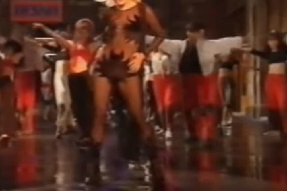 Sve naše pevačice furaju kombinezone, ali ona ga je prva obukla i napravila TOTALNI DAR MAR! (VIDEO)