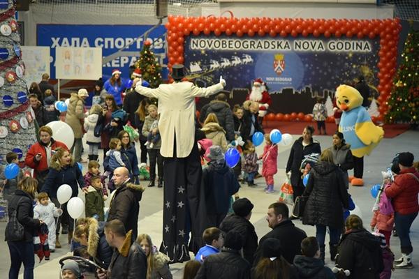 NOVOGODOŠNJE ČAROLIJE U BLOKOVIMA: 12.500 paketića podeljeno mališanima sa NBG!