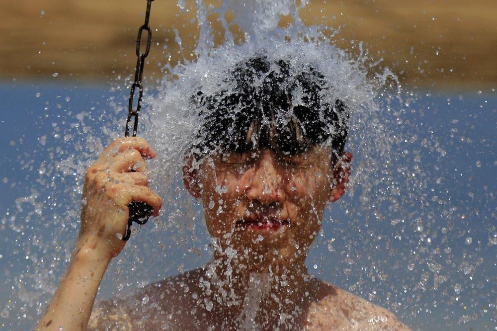 10 NAJBOLJIH MISLI nastalih POD TUŠEM! (GIF)