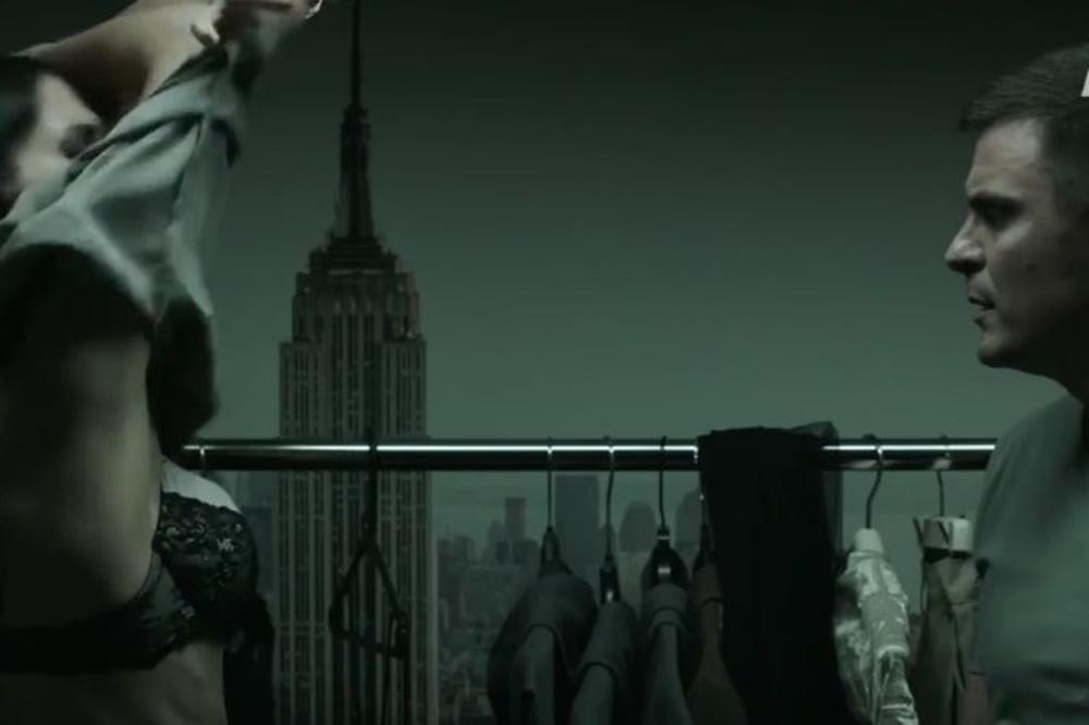 Posle vrele scene seksa, Jelisaveta se ponovo skinula, ovoga puta glumica u tangama (FOTO)