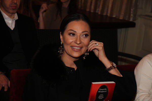 Srpska majka velikog srca! Mali Filipinci uglas vikali HVALA CECO! (VIDEO)