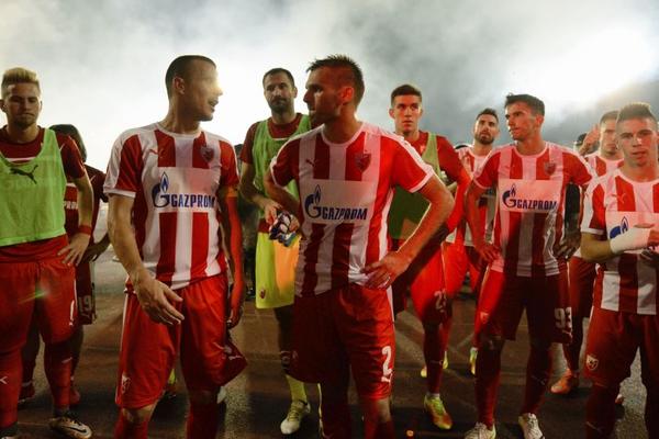 ŠOK! Fudbaler Zvezde seo u kafić, naručio piće, a onda je doživeo nešto što neće zaboraviti dok je živ! (FOTO)