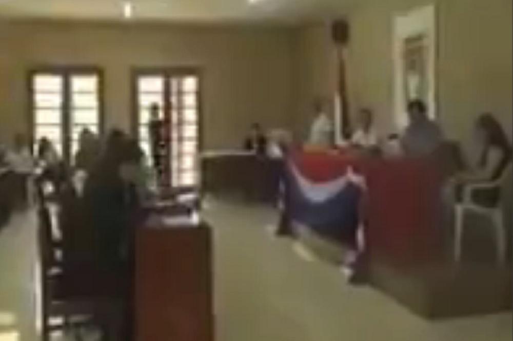 KAKAV BLAM: Predsednik u Sudu pravde pustio pornić! (VIDEO)