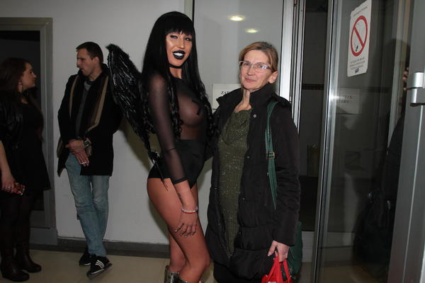 Šokantni stavovi MAJKE TIJANE AJFON! Sex pred kamerama, opijanje, golotinja - nije ni čudo što ona sve ovo radi! (FOTO)