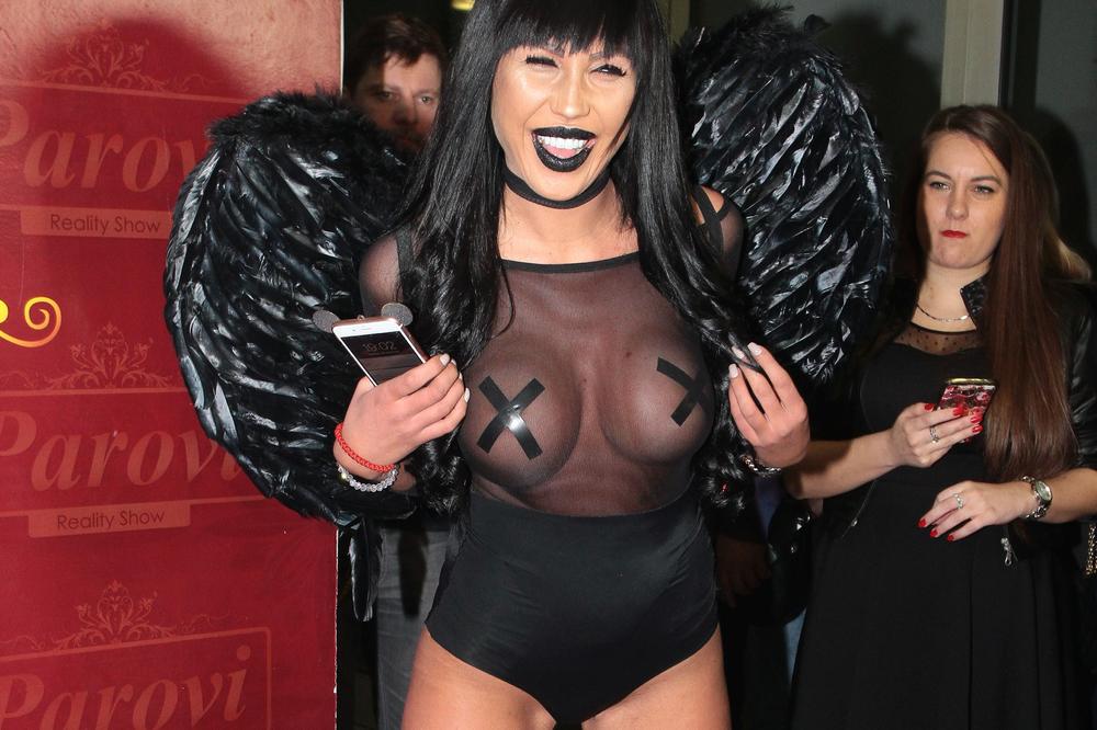 Nemaju veze s vezom! Tijana Ajfon prvi put pokazala MAJKU i ispozirala skoro GOLA pored nje! (FOTO)