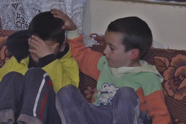 ZA IVANA (7) I RADA (4) NEMA POKLONA OD DEDA MRAZA: Umro im je tata, sad imaju samo mamu i sirotinju!