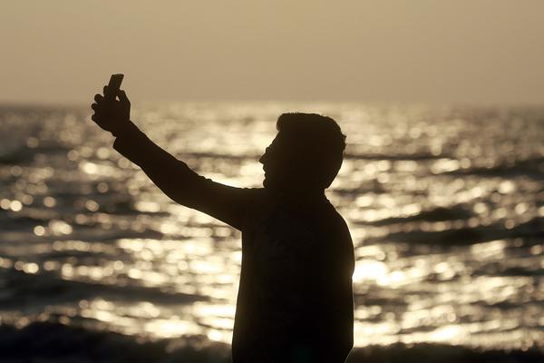 ZAR NAM VIŠE NIŠTA NIJE SVETO? Ovog mladića su SVI OSUDILI zbog mesta na kojem je opalio SELFI! (FOTO)