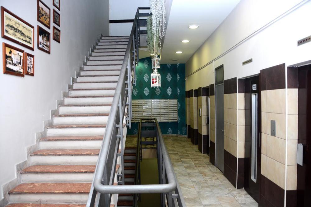 RAT NA TVITERU ZBOG PRIZORA IZ HODNIKA JEDNA ZGRADE: Neki kažu da je to OBIČAJ "BRĐANA", a šta vi mislite? (FOTO)