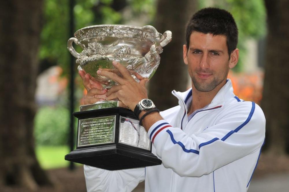 CAREVO NOVO ODELO: Novak predstavio opremu u kojoj će napasti Australijan open! (FOTO)