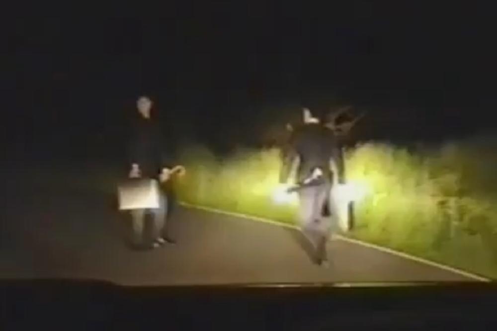 странный человек на дороге