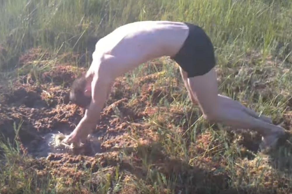 DA LI SU ONI NORMALNI? Uskaču u živo blato i nestaju! Novi trend se ludački širi svetom! (VIDEO)