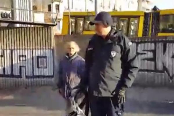 KOMUNALCI NAŠLI NOVU ŽRTVU: Sada je na meti BAKA koja prodaje kaiševe! Ovo su joj priredili! (VIDEO)