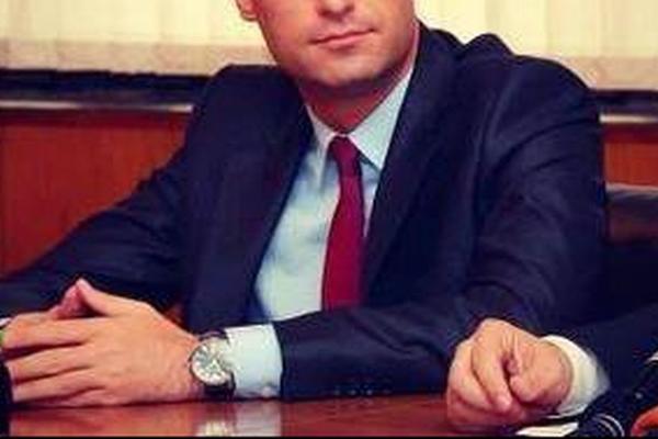 Čedina Jelena je ništa naspram ove lepotice! OVO JE SEKSI CICA koja je zavela našeg kontroverznog POLITIČARA! (FOTO)