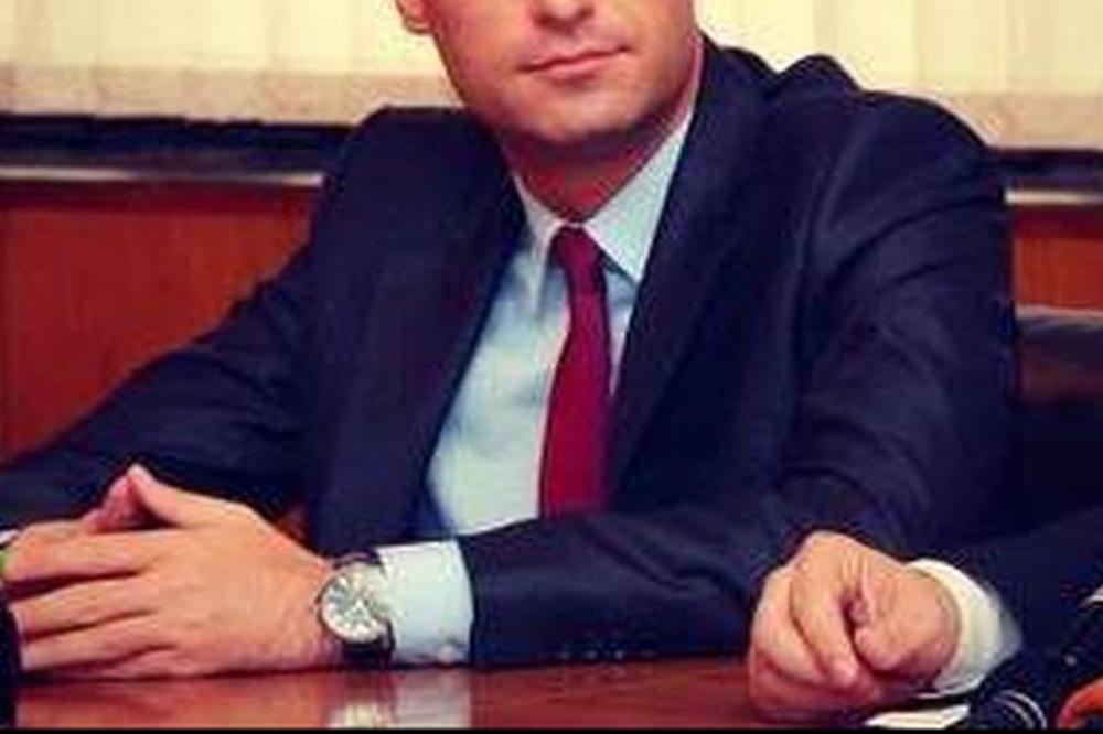 Čedina Jelena je ništa naspram ove lepotice! OVO JE SEKSI CICA koja je zavela našeg kontroverznog POLITIČARA! (FOTO)