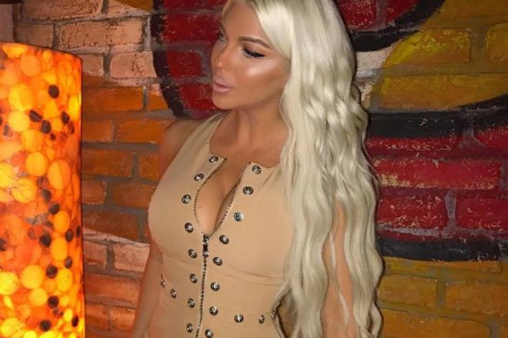 JK POKAZALA SVOJ DOM! Okitila jelku za praznike, ali svi su se smejali nečem drugom! Kauč je POBEDIO (FOTO)