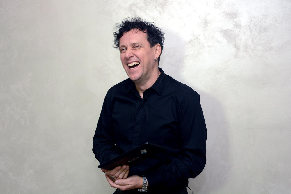 NI KALINIĆ NE MOŽE DA VAS OVAKO ZASMEJE Čovek nije normalan! Dženan nam ispričao vic o Nikoli Tesli I UMRLI SMO! (VIDEO)