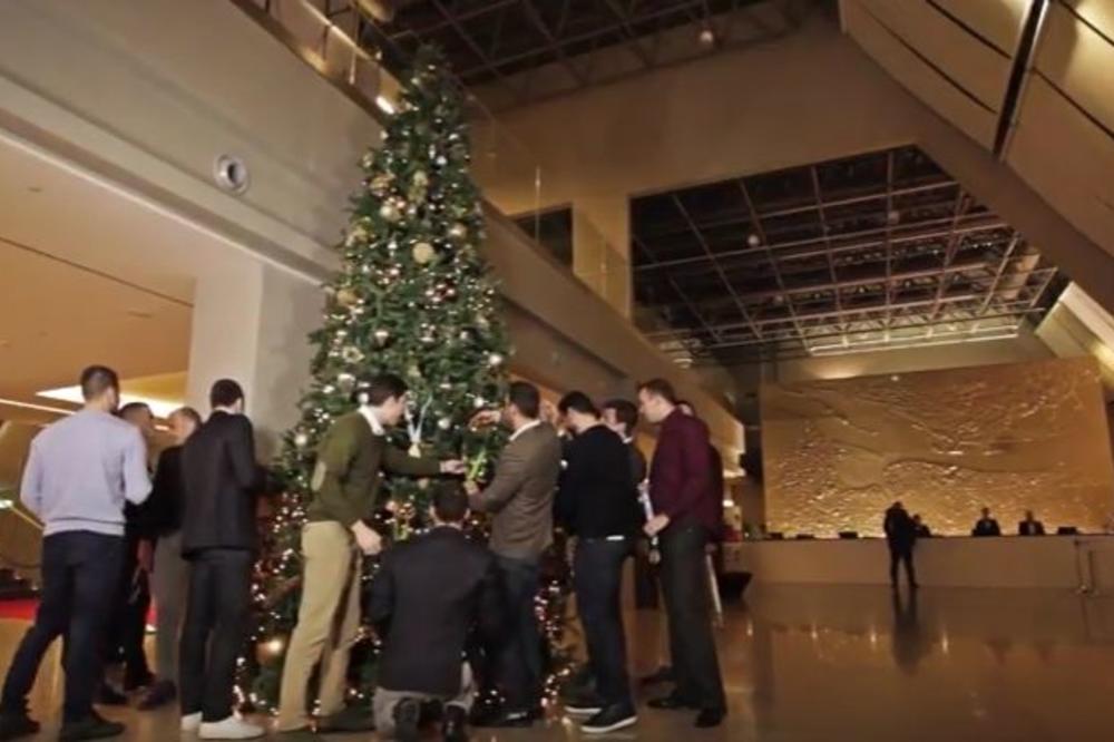 NAJVREDNIJA NOVOGODIŠNJA JELKA NA SVETU! (VIDEO)