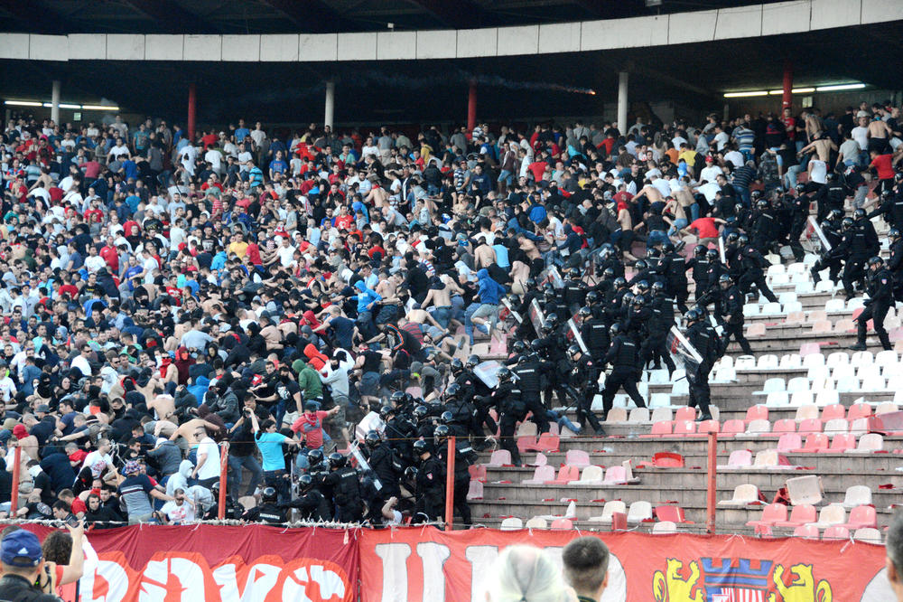 NAJBRUTALNIJE TUČE NAVIJAČA U 2016. GODINI! Delije i Grobari su pravili haos, ali Turci... (VIDEO)
