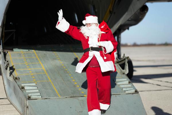 DEDA MRAZ STIGAO U SRBIJU! Na aerodromu ga dočekali oduševljeni klinci! (FOTO)