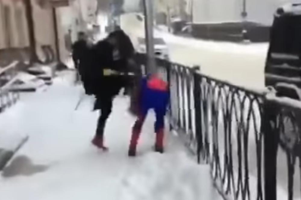BETMEN PRETUKAO SPAJDERMENA, PA GA JE NAPAO DEDA MRAZ: Nije droga, ovo se stvarno desilo! (VIDEO)