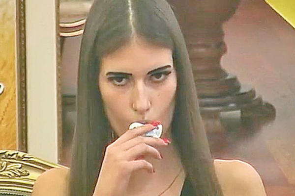 FUJČINA! Iz prljave čizme izvukla je cuclu, pa je sisala pola dana! Meduza šokirala kad je otkrila zašto to radi! (FOTO)