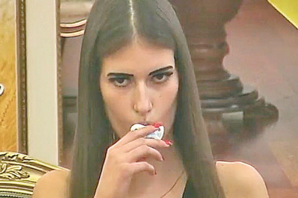 SKINULA SE GOLA PA OSTALA SAMO U HALTERIMA: Sandra Meduza je poznata KRALJICA GLUPOSTI, ali ovakvu je niste VIDELI!