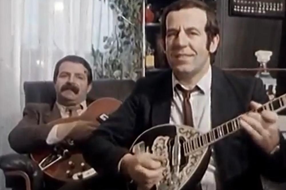 UDRI BRIGU NA VESELJE: Ovako su Karići nekad udarali u tambure! (VIDEO)