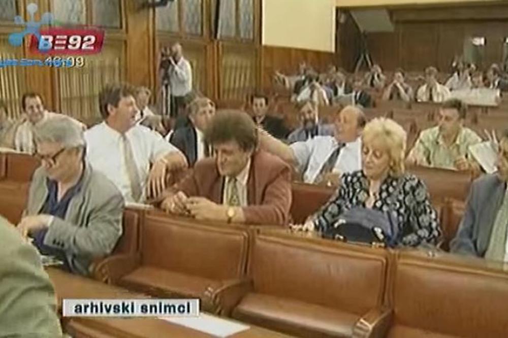 BIDŽA I RAKA JAČI OD RADULOVIĆA: Ovo je najbolji pevački nastup u Skupštini Srbije (VIDEO)