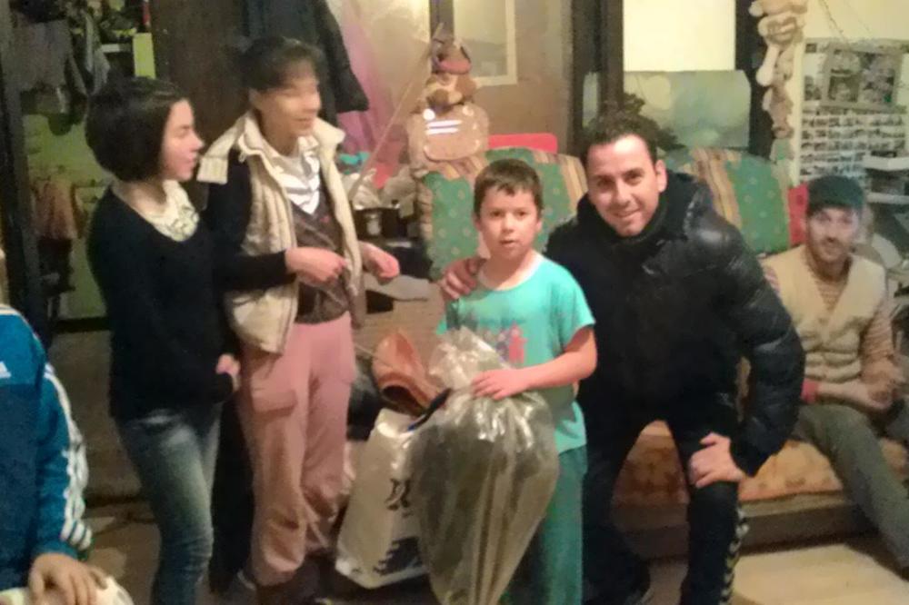 Deda Mraz ipak pokucao na vrata šestočlanoj porodici iz Vranja KOJA ŽIVI U NAJGOROJ SIROTINJI! (FOTO)