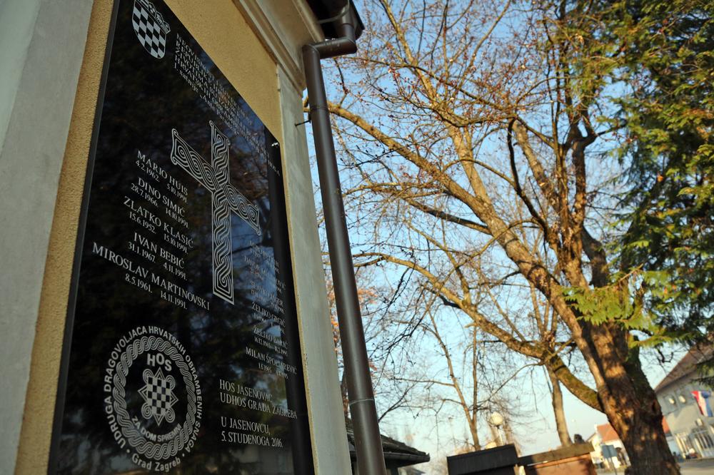 BRAVO, MOMCI I DEVOJKE! Prelepili sramotnu ploču u Jasenovcu!