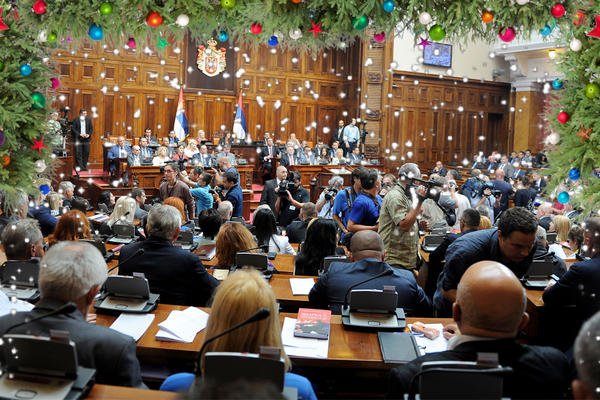 DA OKOPAVAJU KROMPIR ILI DA IDU U PENZIJU: Umrećete od smeha kad čujete šta političari žele jedni drugima za NOVU 2017! (VIDEO)