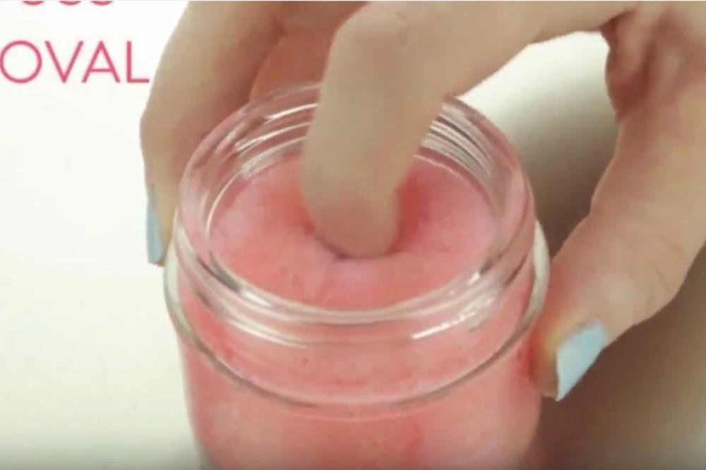 NEMAŠ ACETON A HITNO MORAŠ DA SKINEŠ LAK: Postoji način i malo koja žena ga zna!