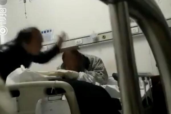 NAJTUŽNIJI SNIMAK U 2016: Tuče bolesnog oca od 80 godina jer se upiškio u krevet! (VIDEO)