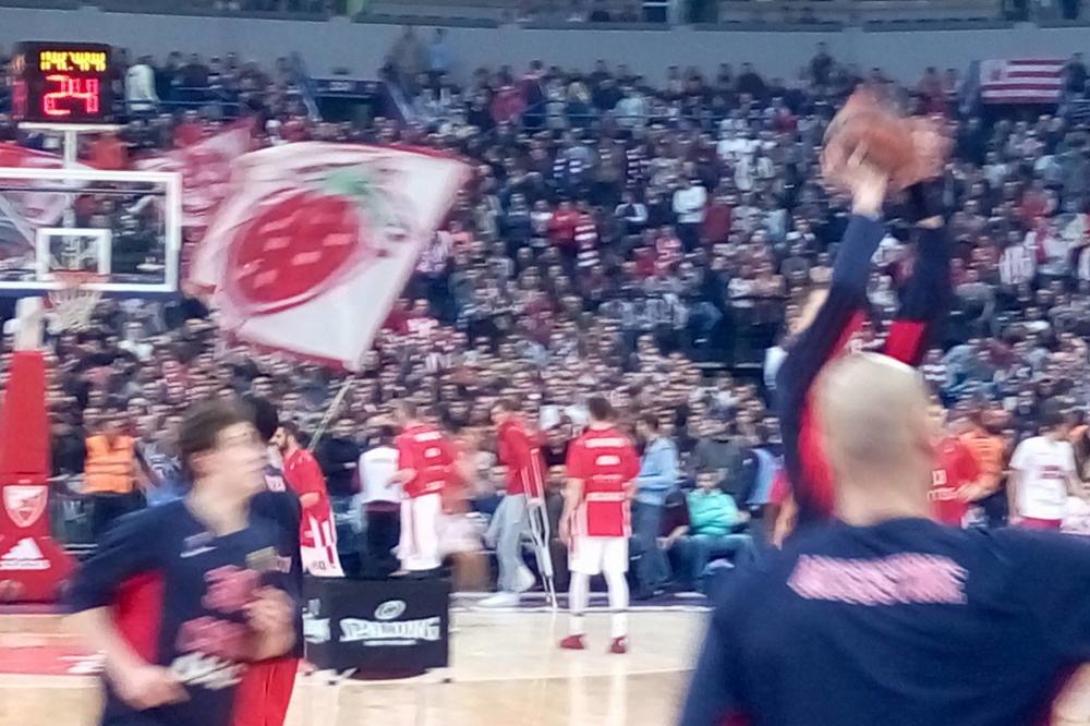 Momenti koje će zauvek pamtiti... Delije su učinile da se povređeni momak oseća kao bog! (FOTO)