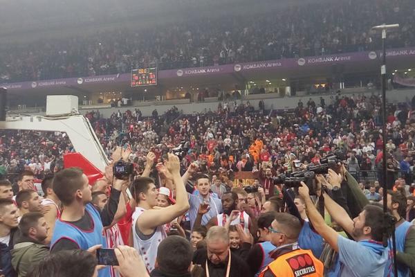 EKSTAZA U ARENI: Navijači su svojim ljubimcima priredili spektakl posle velike pobede! (VIDEO)