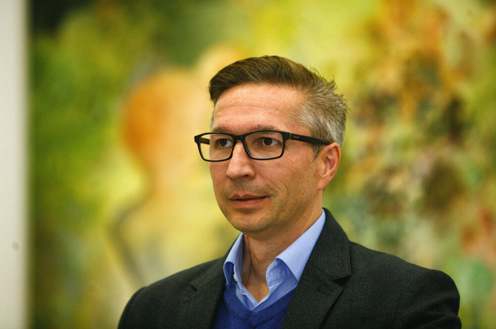 On će otpočeti novi posao, ali sada iza kamera.