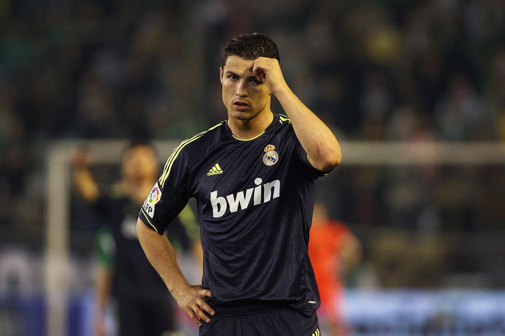 Mirno li spavas Đokoviću iz Jagodine? Kad je Ronaldo video svoju bistu, hteo je da se baci sa tornja za kontrolu leta ! (FOTO)