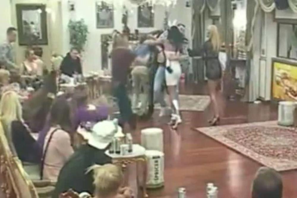 UŽIVO SEX, PA SUROVO ŠIBANJE Pobesnela Ajfonka straletu mlati rukama, šamara i čupa za kosu! (UZNEMIRUJUĆI SADRŽAJ)