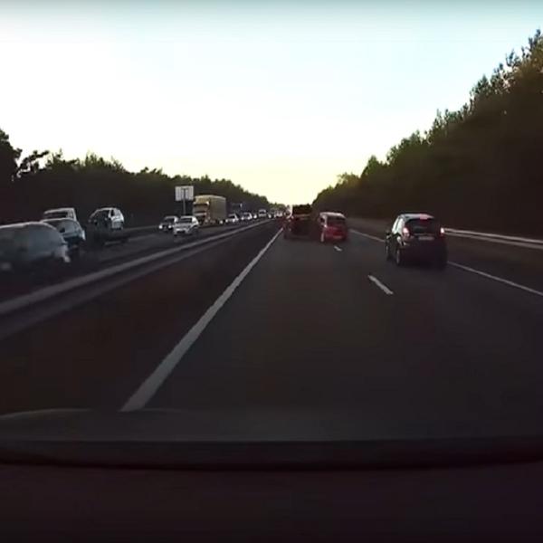 TESLA JE AUTOMOBIL BUDUĆNOSTI: Autopilot predviđa nesreće i zaustavlja vas na vreme! (VIDEO)