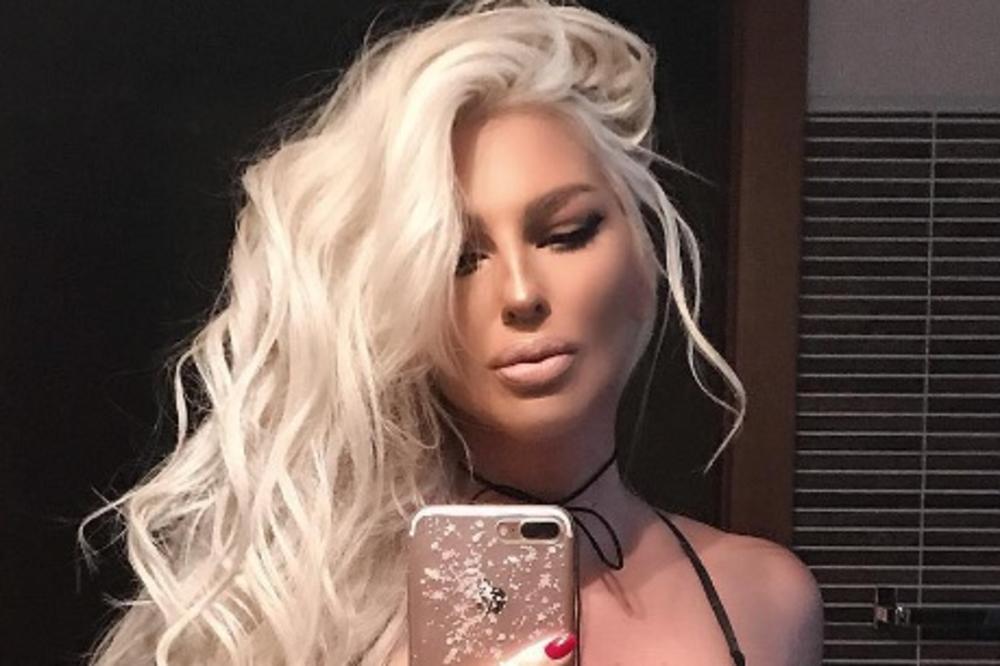 Moraće da PROBUŠI kašiku: Karleuša kukala od bolova i vrištala dok su joj navlačili preuski korset! Problem debele devojke... (VIDEO)