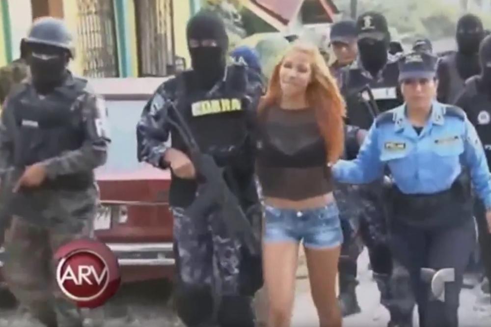 SMRTONOSNA LEPOTICA: Ubila je vozača autobusa bez reči, kad su je uhapsili, samo se smejala! (VIDEO)