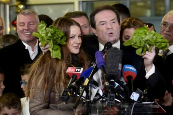 ESPRESO DOČEKAO BOGOLJUBA SA SALATOM: Evo kako je Karić reagovao na to! (VIDEO) (FOTO)