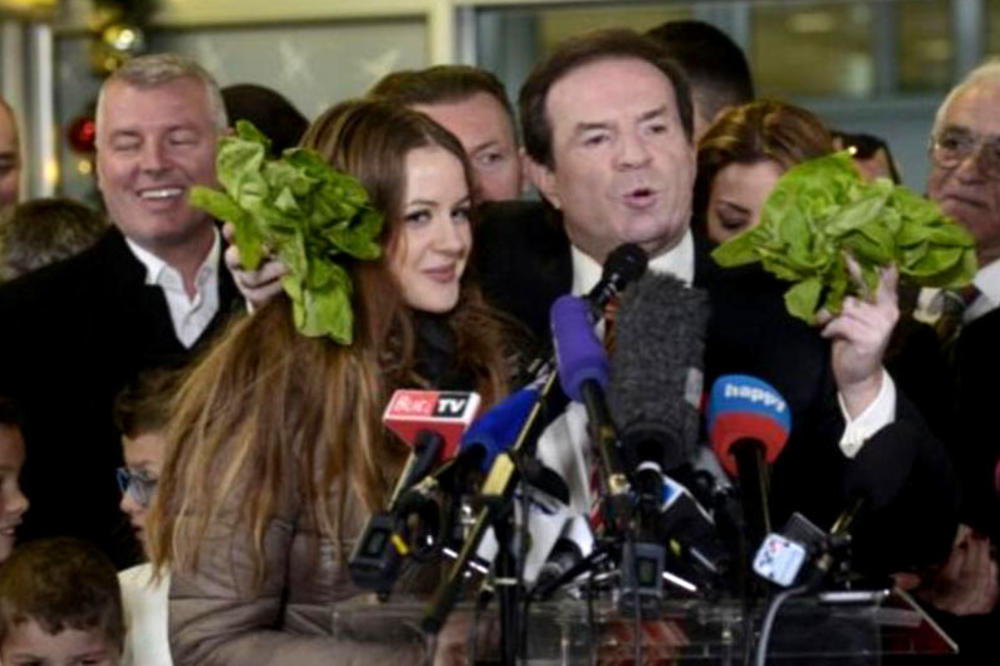 ESPRESO DOČEKAO BOGOLJUBA SA SALATOM: Evo kako je Karić reagovao na to! (VIDEO) (FOTO)