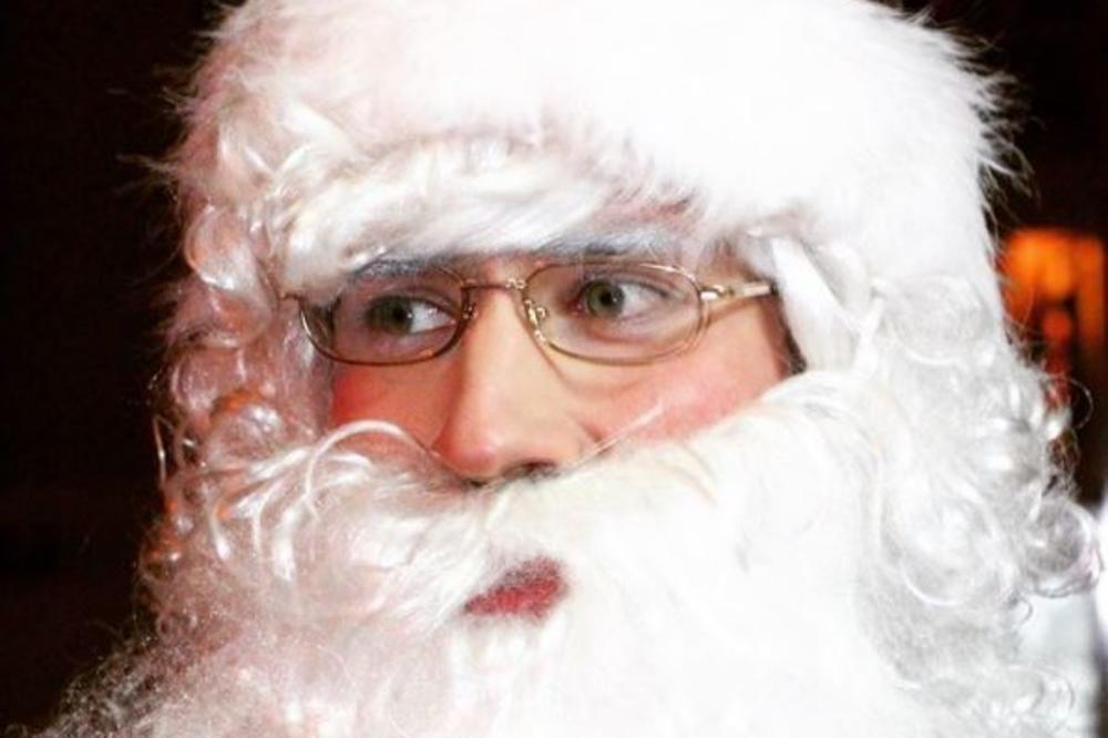 PREPOZNAJETE LI OVOG DEDA MRAZA?! On je poznati pevač koji je izmamio osmehe najmlađih!!  (FOTO)