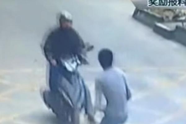 Ukrao je telefon KAMIONDŽIJI, ali je usledila je SUROVA KUNG FU OSVETA! (VIDEO)