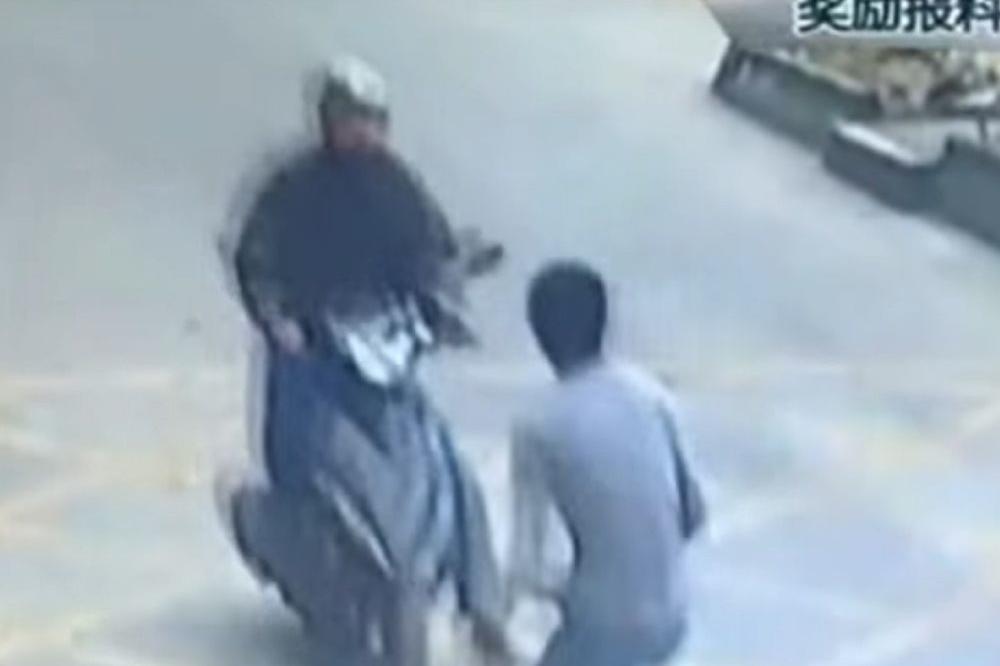 Ukrao je telefon KAMIONDŽIJI, ali je usledila je SUROVA KUNG FU OSVETA! (VIDEO)