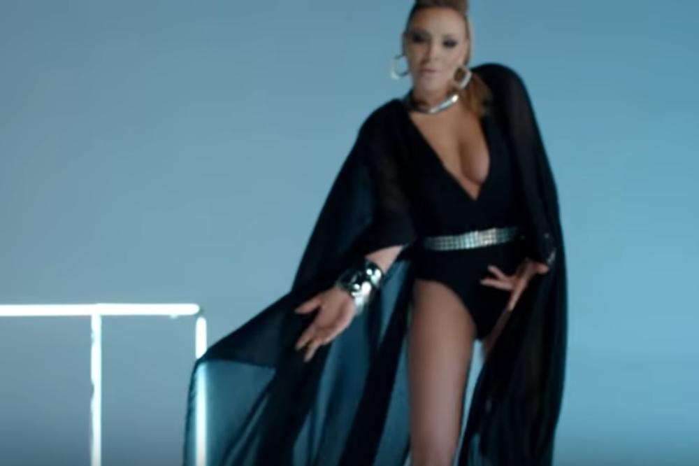 UHVAĆENA! Pevačica u vezi sa 13 GODINA MLAĐIM! Izjavom o braku je šokirala sve! (FOTO)