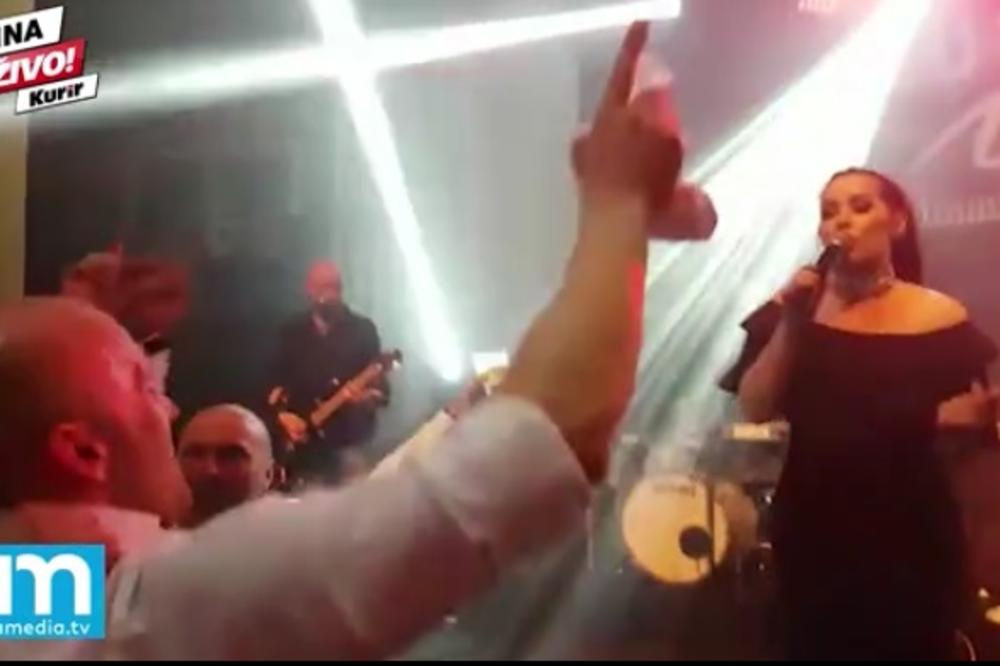 RASPUŠTENI POLITIČARI NA KOPU: Kitili muziku, bacali se Seki pod noge, pravili selfije sa turistima! (VIDEO)