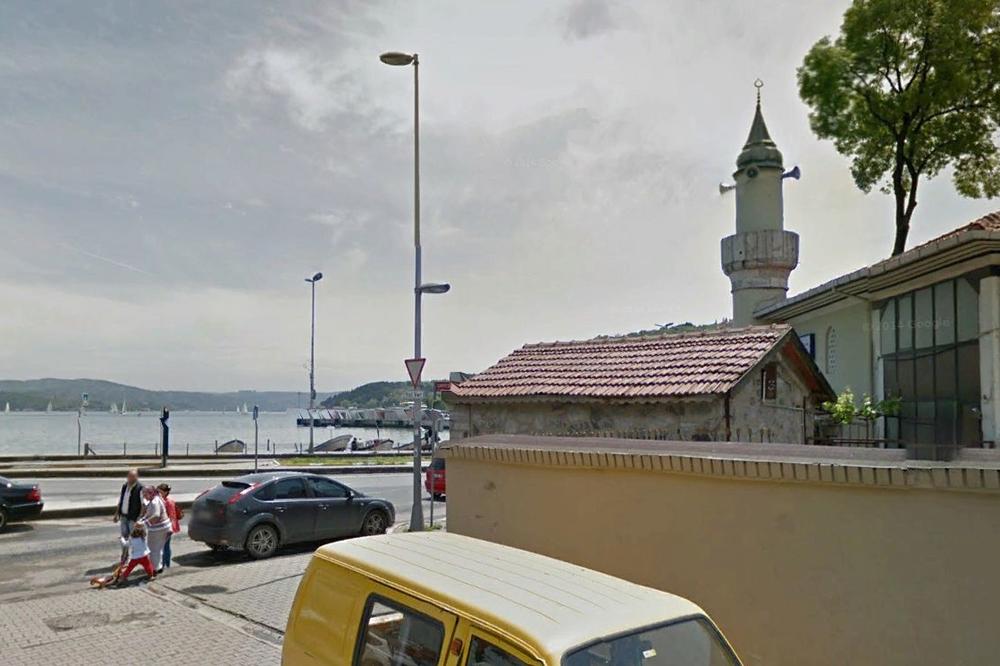 NAPAD NA DŽAMIJU U ISTANBULU: Naoružani čovek pucao, ranjene dve osobe!